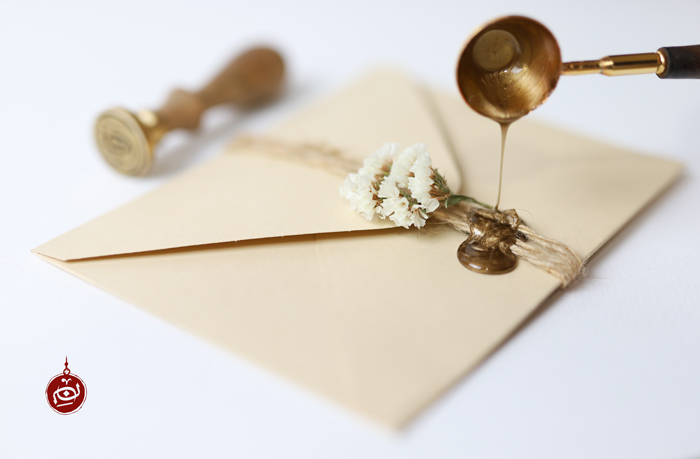 مهروموم پاکت نامه با موم طلایی رنگ و مهربرنجی و قاشقک ذوب