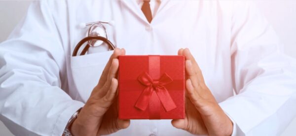 8 هدیه مناسب برای روز پزشک